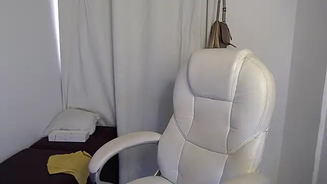 Xileny-Halliwey online show from October 10, 2025, 4:30 pm