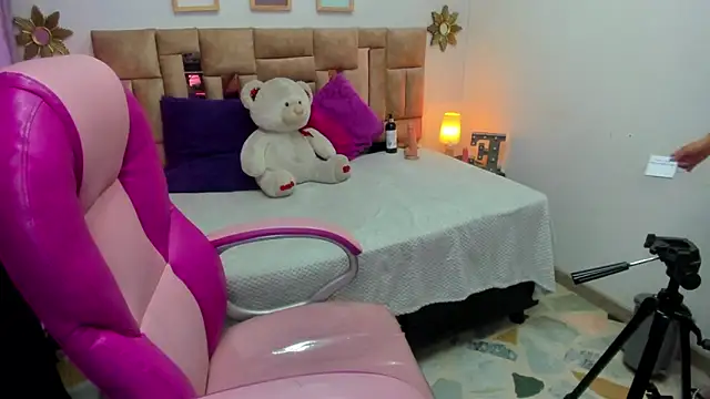 Snapshot of olivia_willd chatting on October 17, 2025, 8:10 pm olivia willd online show from October 17, 2025, 8:10 pm