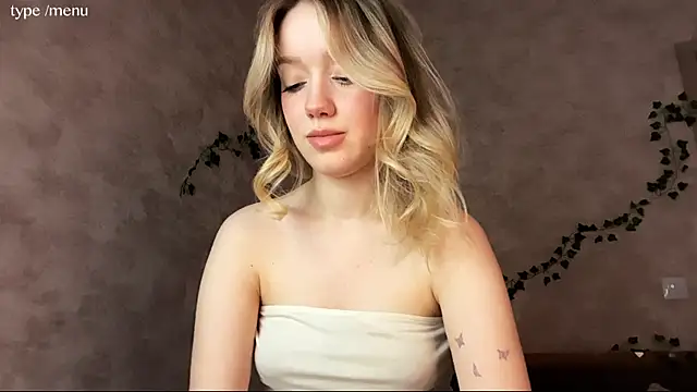 cutiemia0 online show from April 18, 2026, 8:16 am