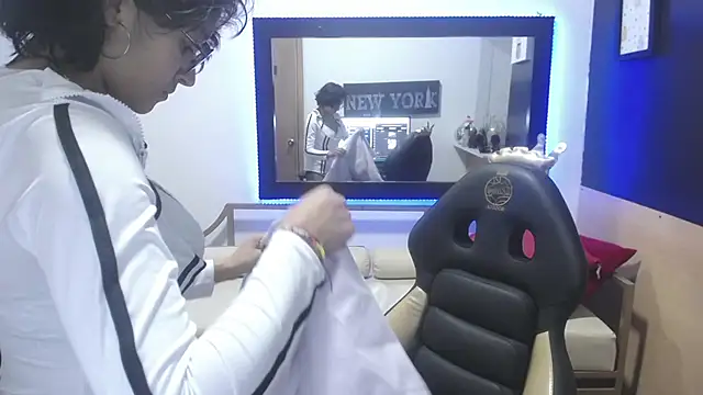 Lili Gomez  online show from March 20, 2025, 2:10 pm