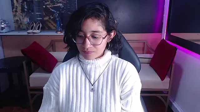 Lili Gomez  online show from September 9, 2025, 2:04 pm