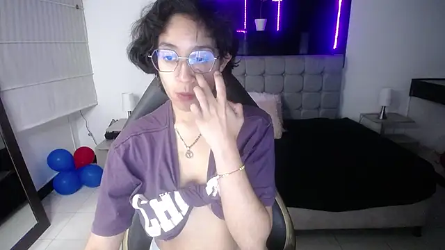 Lili Gomez  online show from March 6, 2025, 4:49 pm