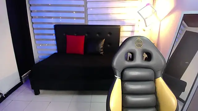 Lili Gomez  online show from November 4, 2025, 1:26 pm