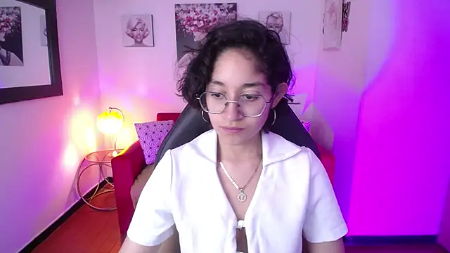 Lili Gomez  online show from March 22, 2025, 1:52 pm