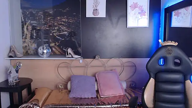 Lili Gomez  online show from October 20, 2025, 1:22 pm