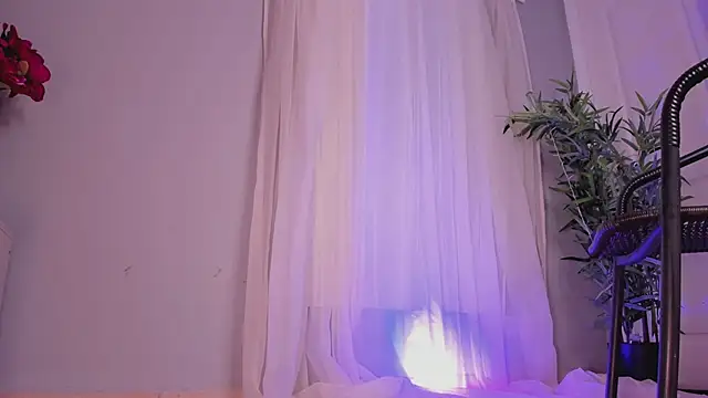 Lia Sweett  online show from March 19, 2025, 5:50 pm