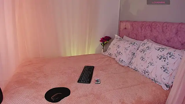 Lia Sweett  online show from March 18, 2025, 2:39 pm