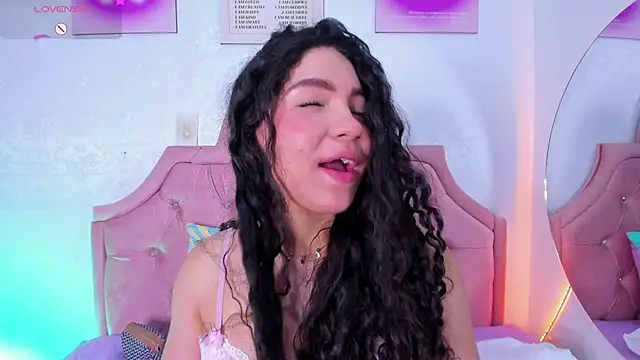 amandalee01 online show from November 7, 2025, 6:23 pm