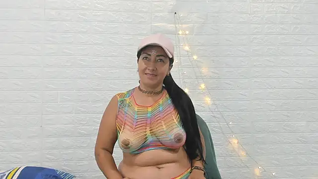 CHantal 33 online show from December 16, 2024, 1:32 pm