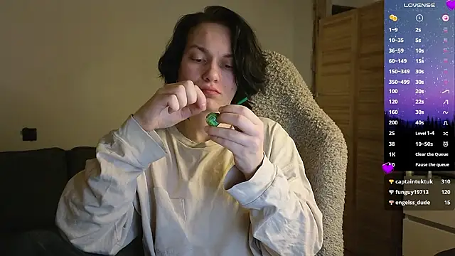 esajukyy online show from March 4, 2026, 3:42 pm