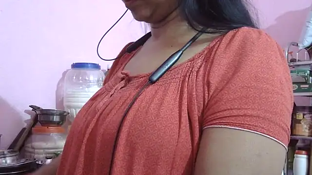 Snapshot of Suhana-sapna chatting on December 23, 2025, 4:34 am Suhana-sapna online show from December 23, 2025, 4:34 am