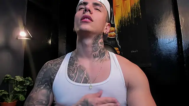 Snapshot of Flynn_Riider chatting on December 19, 2025, 5:54 am Flynn Riider online show from December 19, 2025, 5:54 am