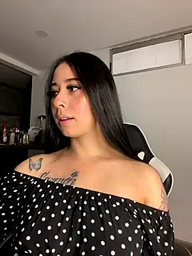 Snapshot of Zoee_t chatting on December 14, 2025, 12:06 am Zoee t online show from December 14, 2025, 12:06 am