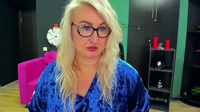 ChristyBrooks online show from October 1, 2025, 1:26 pm