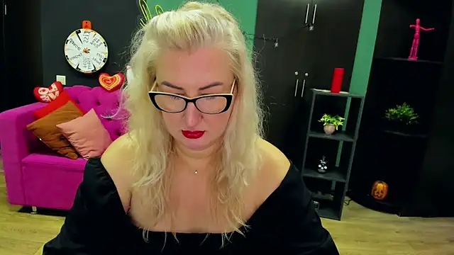 ChristyBrooks online show from November 11, 2025, 9:04 am