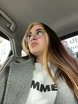 Snapshot of VikiDemi chatting on December 15, 2025, 9:15 am VikiDemi online show from December 15, 2025, 9:15 am