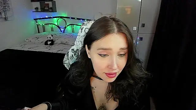 LinaTruly online show from November 7, 2025, 10:35 pm