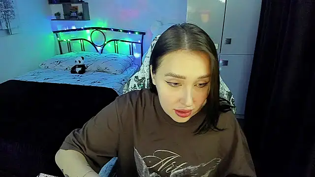 LinaTruly online show from November 6, 2025, 8:35 pm