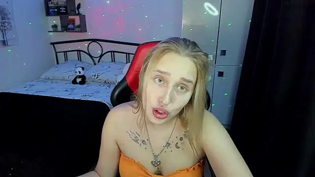 LinaTruly online show from October 13, 2025, 9:38 pm