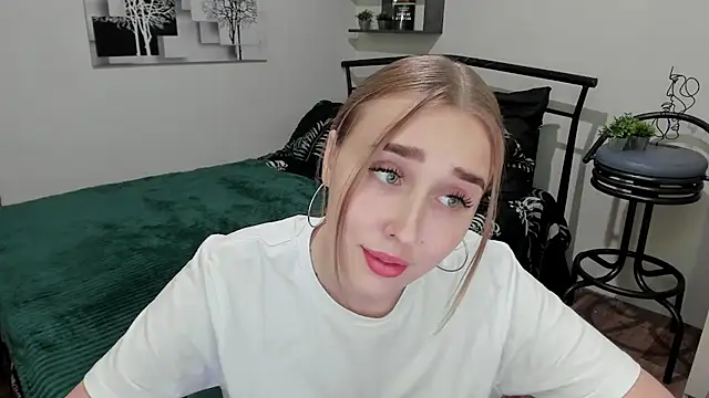 LinaTruly online show from February 9, 2025, 9:06 pm