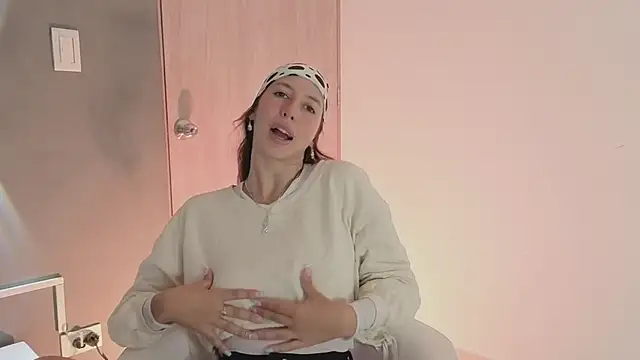 Snapshot of jolie_lov chatting on November 4, 2025, 1:48 pm jolie lov online show from November 4, 2025, 1:48 pm