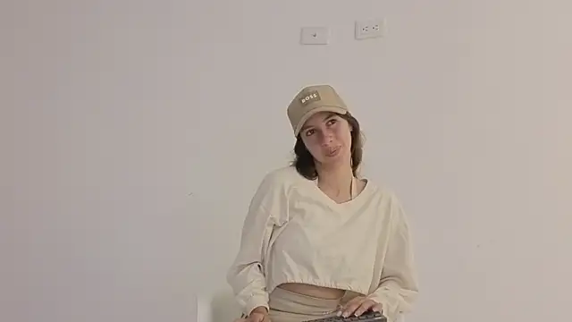 Snapshot of jolie_lov chatting on November 7, 2025, 1:48 pm jolie lov online show from November 7, 2025, 1:48 pm