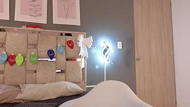 Snapshot of jolie_lov chatting on December 16, 2025, 1:37 pm jolie lov online show from December 16, 2025, 1:37 pm