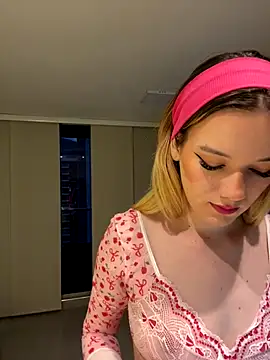 NicoleCut online show from November 3, 2025, 10:41 am