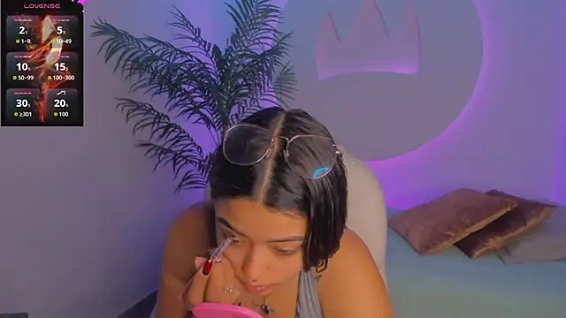 Snapshot of Ariana_Pierce chatting on November 25, 2025, 12:38 pm Ariana Pierce online show from November 25, 2025, 12:38 pm