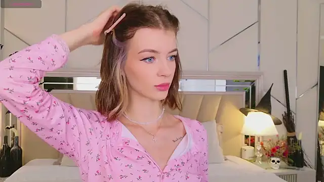 Snapshot of MeganMour chatting on October 24, 2025, 5:01 pm MeganMour online show from October 24, 2025, 5:01 pm