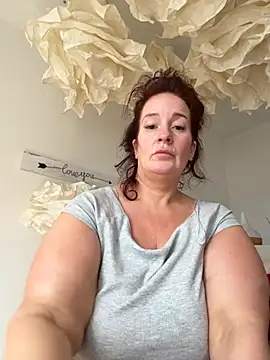Snapshot of Engel_mia chatting on May 10, 2026, 9:24 am Engel mia online show from May 10, 2026, 9:24 am