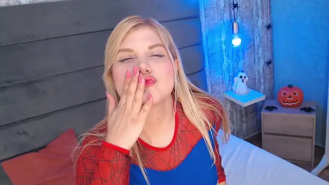 Snapshot of CrystalWoods94 chatting on October 6, 2025, 1:34 pm CrystalWoods94 online show from October 6, 2025, 1:34 pm