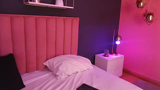 Snapshot of CrystalWoods94 chatting on December 1, 2025, 1:45 pm CrystalWoods94 online show from December 1, 2025, 1:45 pm