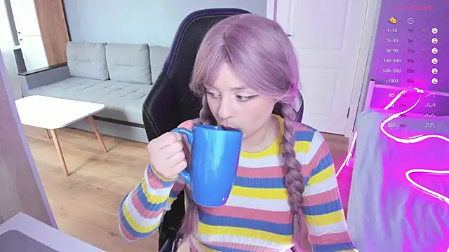 Snapshot of Amy_honey_angel chatting on October 4, 2025, 11:01 am Amy honey angel online show from October 4, 2025, 11:01 am