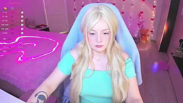 Snapshot of Amy_honey_angel chatting on March 7, 2025, 8:45 am Amy honey angel online show from March 7, 2025, 8:45 am