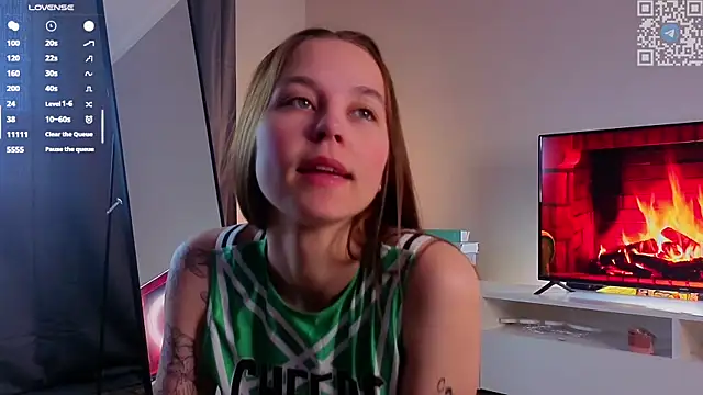 Snapshot of FalineDowlen chatting on December 2, 2025, 2:45 am FalineDowlen online show from December 2, 2025, 2:45 am