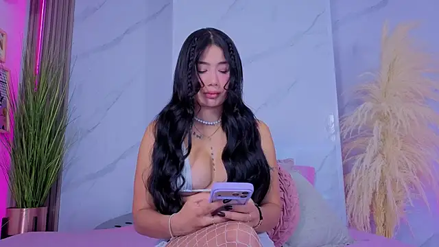 Chlooee   online show from April 8, 2026, 1:51 am