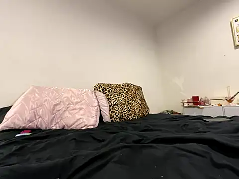 Snapshot of Charismasweets chatting on October 19, 2025, 1:52 am Charismasweets online show from October 19, 2025, 1:52 am