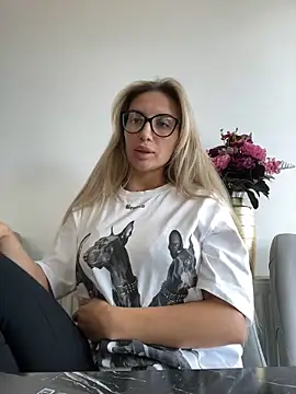 Snapshot of FelyJolie chatting on September 24, 2025, 10:00 am FelyJolie online show from September 24, 2025, 10:00 am