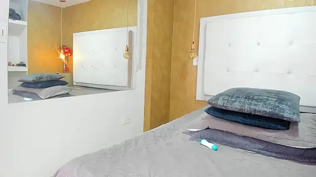 Milaspetite online show from April 21, 2026, 8:04 pm