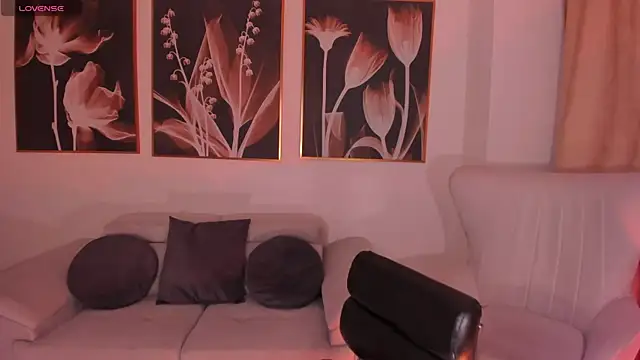 MiaFarrell  online show from February 13, 2026, 6:41 pm