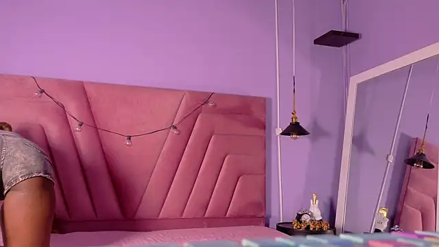 Snapshot of kinkyandsavage chatting on December 5, 2025, 7:45 pm kinkyandsavage online show from December 5, 2025, 7:45 pm