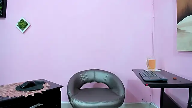 miss--flora online show from September 9, 2025, 10:25 am