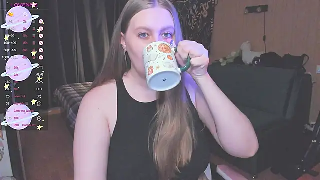 Snapshot of Alice_Dreamgirl_ chatting on October 18, 2025, 11:01 am Alice Dreamgirl  online show from October 18, 2025, 11:01 am