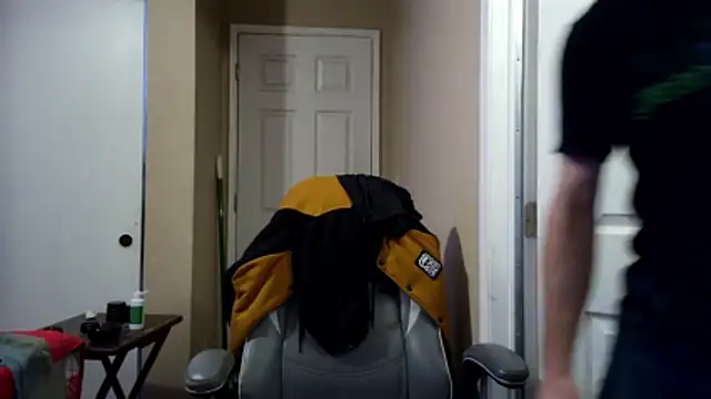 Huntzg23 online show from April 19, 2026, 4:57 am