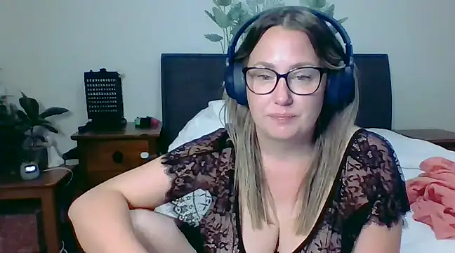 bustyblissxx online show from January 3, 2025, 2:40 pm