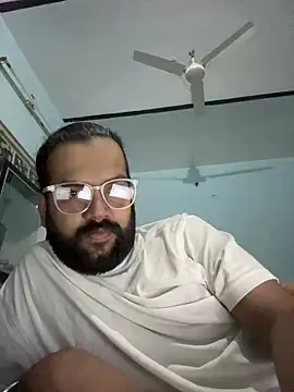 Snapshot of Arsh_Loves_Luv chatting on December 17, 2025, 10:59 pm Arsh Loves Luv online show from December 17, 2025, 10:59 pm