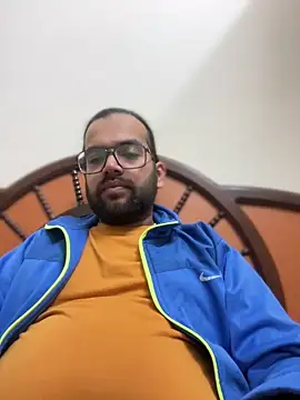 Snapshot of Arsh_Loves_Luv chatting on December 31, 2024, 9:28 pm Arsh Loves Luv online show from December 31, 2024, 9:28 pm