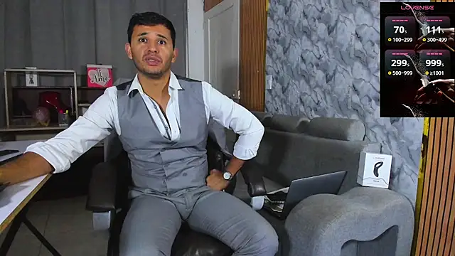 Snapshot of Hideintheoffice chatting on February 3, 2026, 6:22 am Hideintheoffice online show from February 3, 2026, 6:22 am