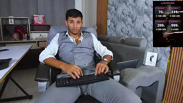 Snapshot of Hideintheoffice chatting on February 3, 2026, 6:40 am Hideintheoffice online show from February 3, 2026, 6:40 am